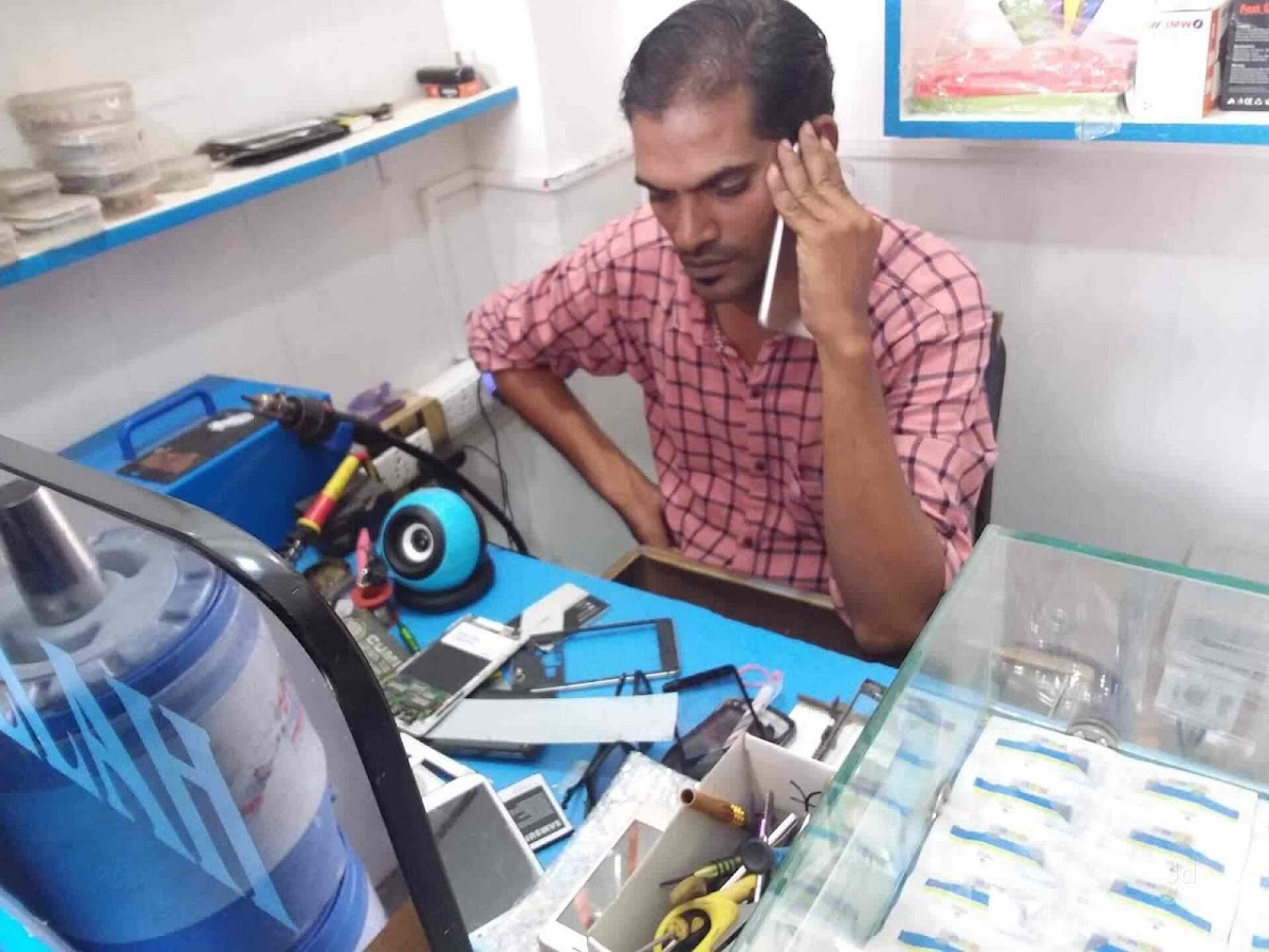 Shop shelves and mobile service accessories